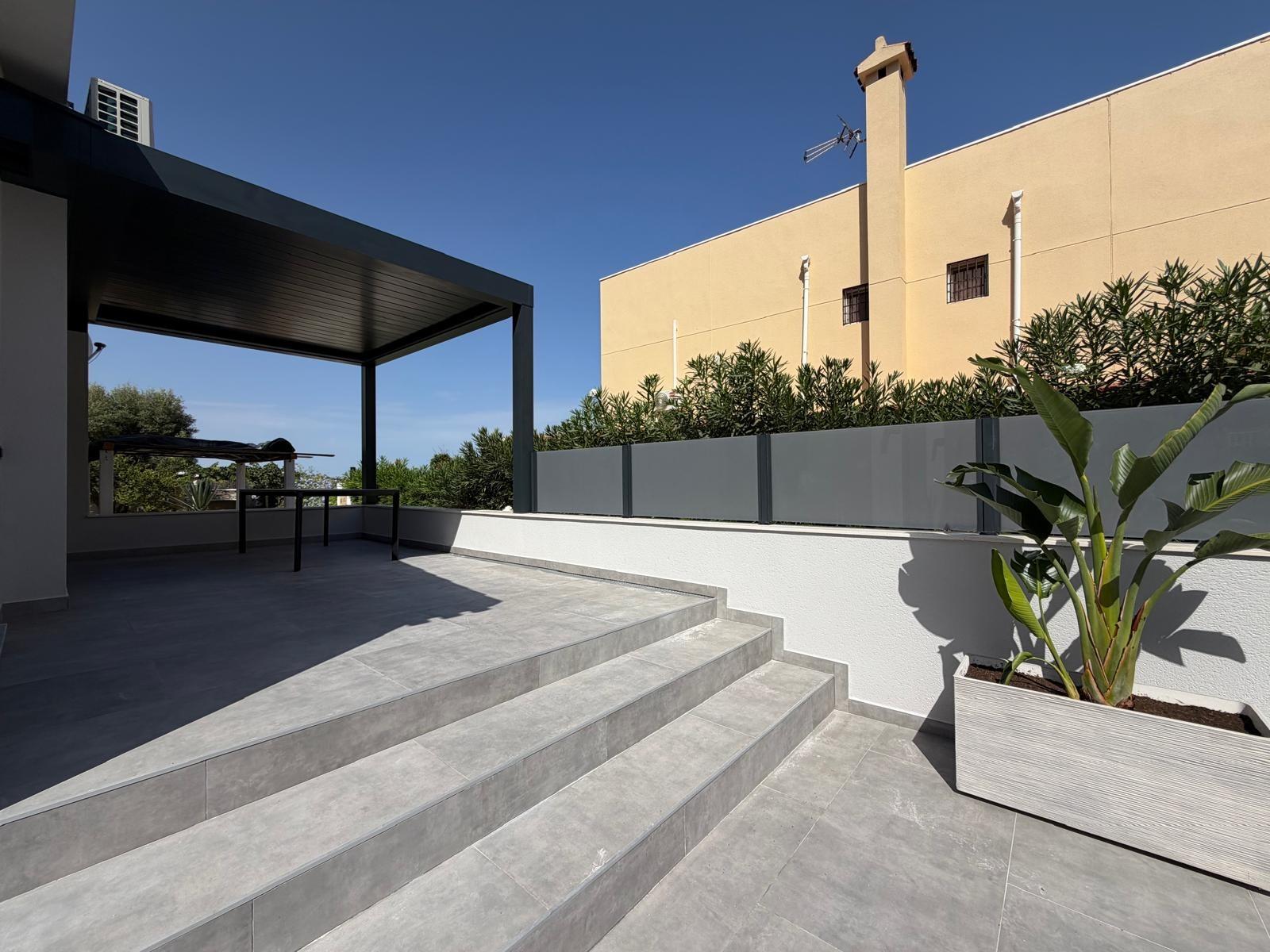 Villa a Torrevieja, Alicante, Spagna 4 camere da letto, 103 mq. N° 193306