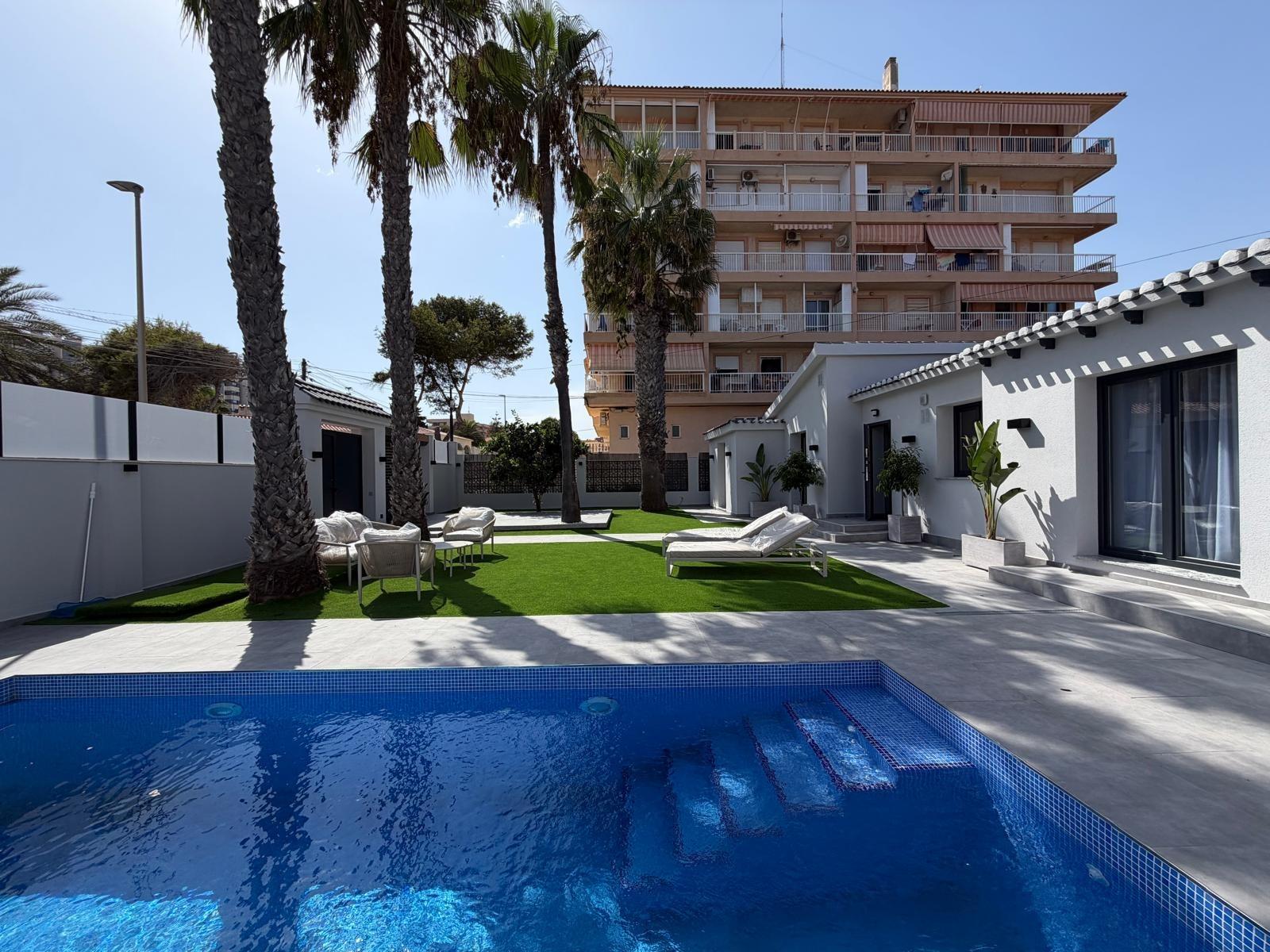 Villa a Torrevieja, Alicante, Spagna 4 camere da letto, 103 mq. N° 193306