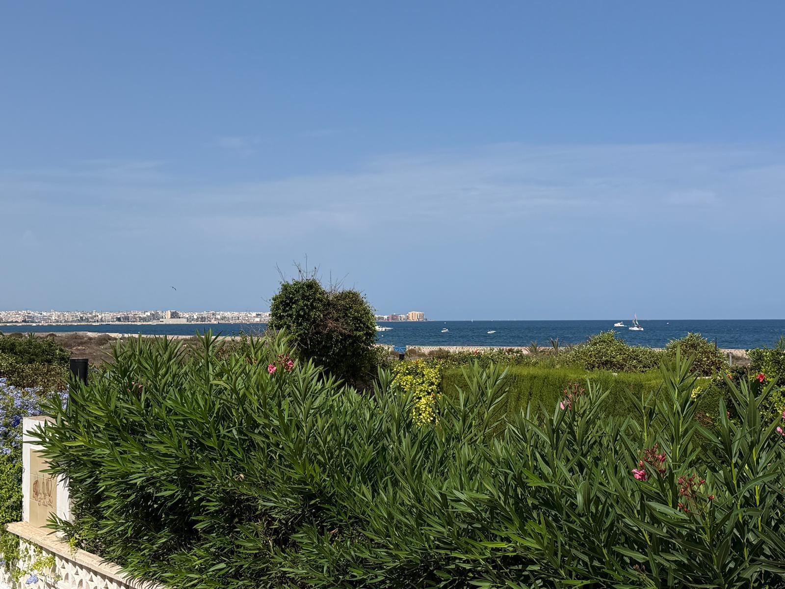 Villa a Torrevieja, Alicante, Spagna 4 camere da letto, 103 mq. N° 193306