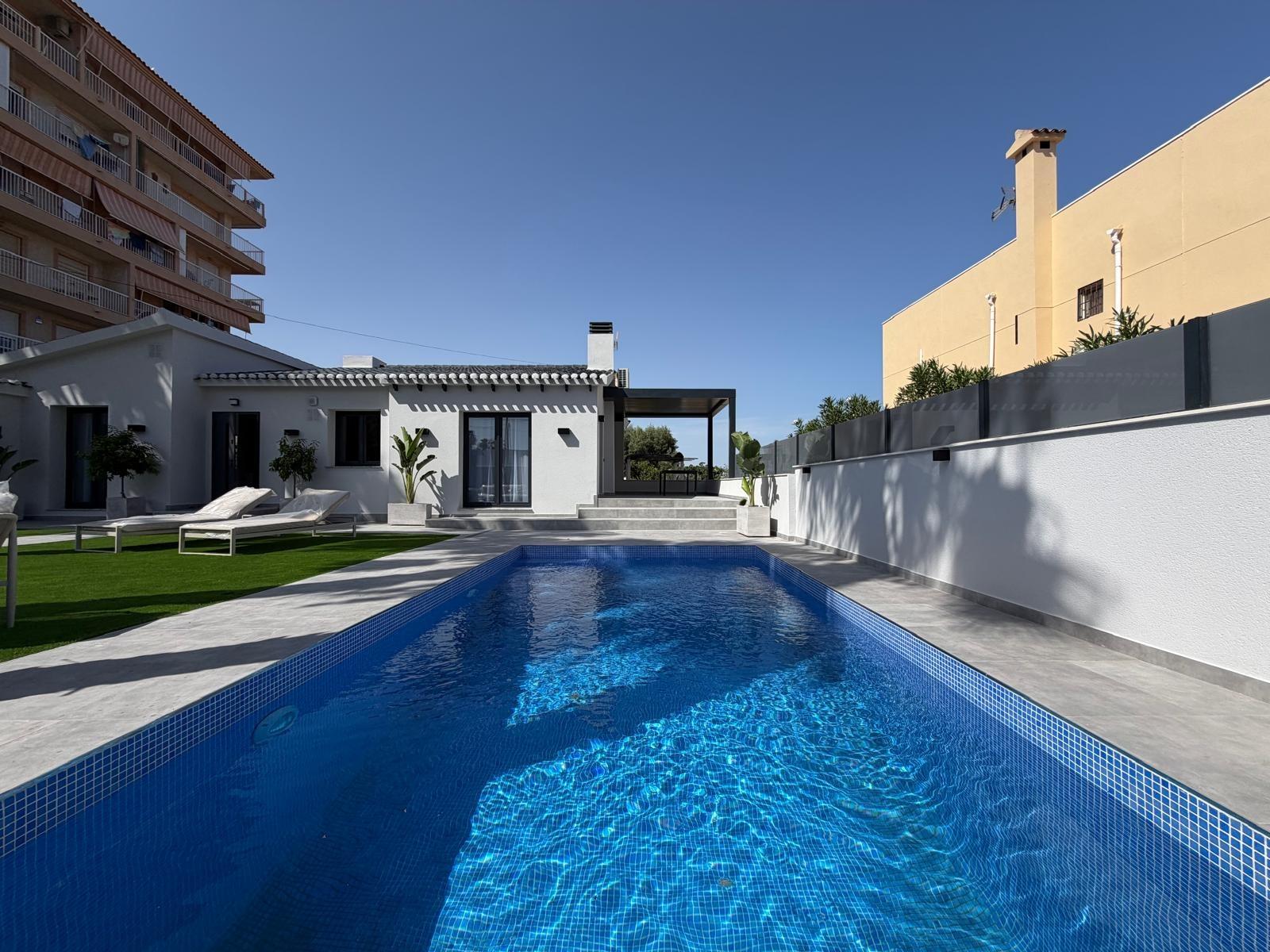 Villa a Torrevieja, Alicante, Spagna 4 camere da letto, 103 mq. N° 193306