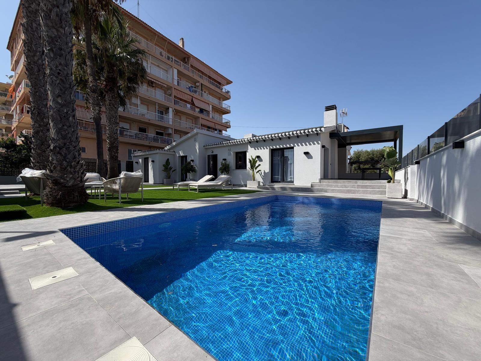 Villa a Torrevieja, Alicante, Spagna 4 camere da letto, 103 mq. N° 193306