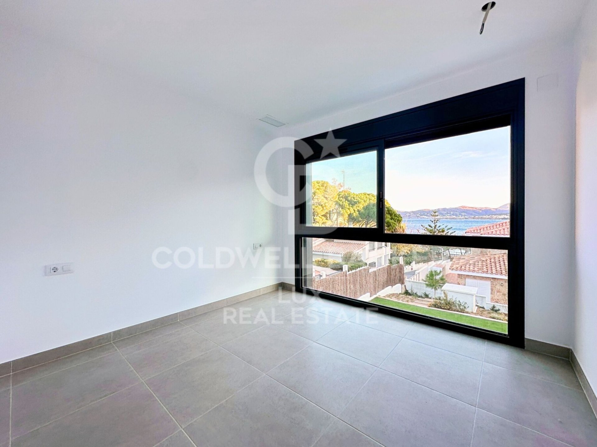 Villa in Llanca, Girona, Spain 5 bedrooms, 289 sq.m. No. 160245