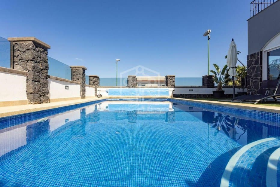 Villa in Puerto de la Cruz, Tenerife, Spain 7 bedrooms, 820 sq.m. No. 181943