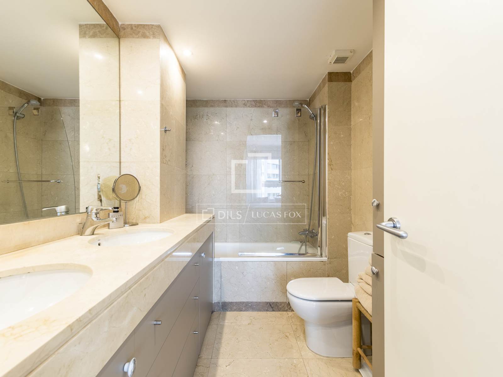 Apartamento en Barcelona, España 3 dormitorios, 97 m2 No. 168944