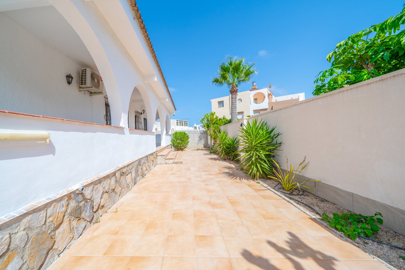 Villa in Los Balcones, Alicante, Spain 5 bedrooms, 223 sq.m. No. 194232