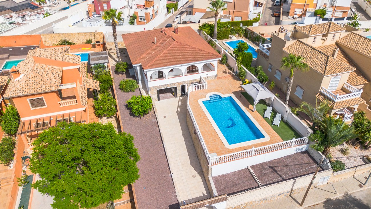 Villa in Los Balcones, Alicante, Spain 5 bedrooms, 223 sq.m. No. 194232