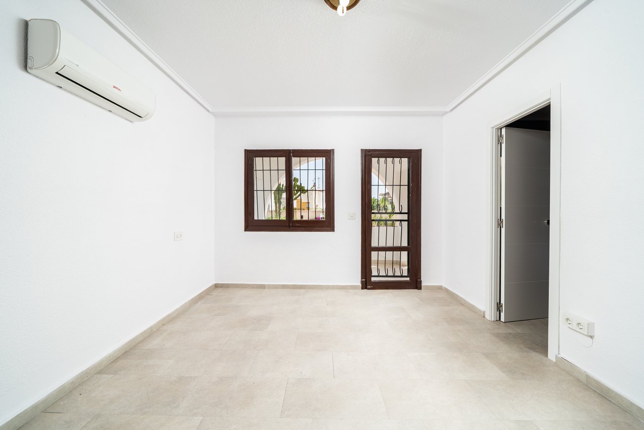 Villa in Los Balcones, Alicante, Spain 5 bedrooms, 223 sq.m. No. 194232