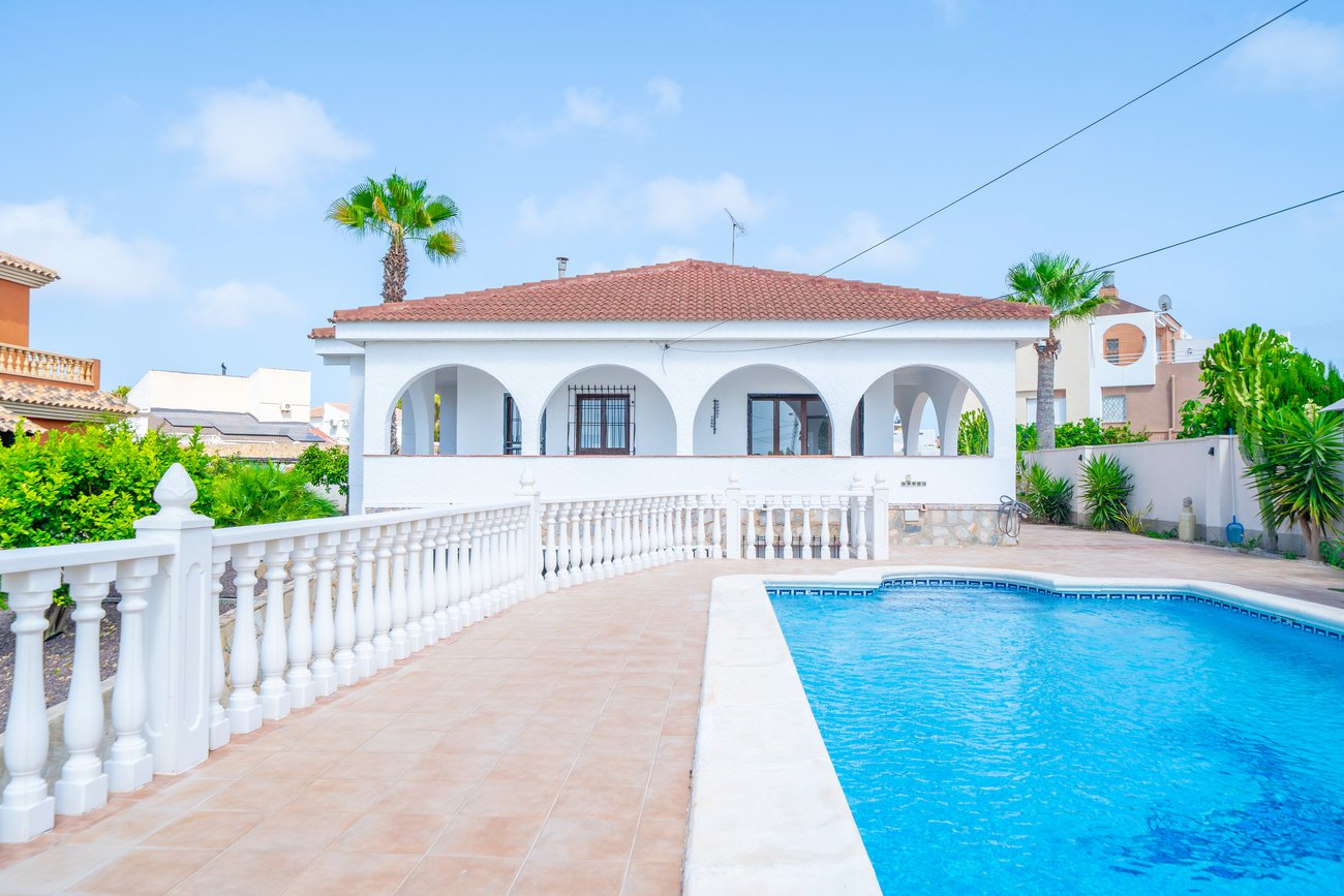 Villa in Los Balcones, Alicante, Spain 5 bedrooms, 223 sq.m. No. 194232