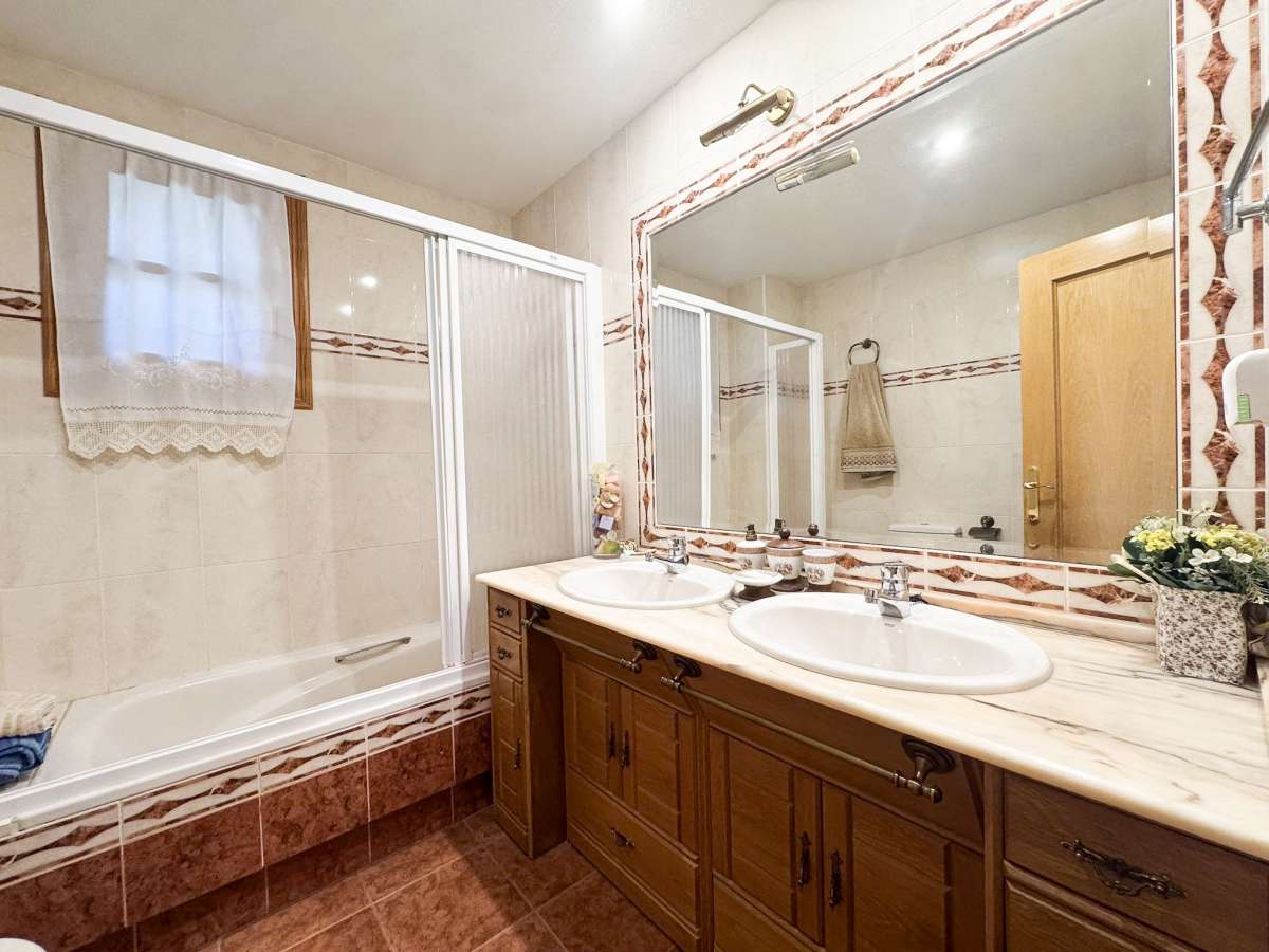 Villa in Mutxamel, Alicante, Spain 5 bedrooms, 350 sq.m. No. 173587