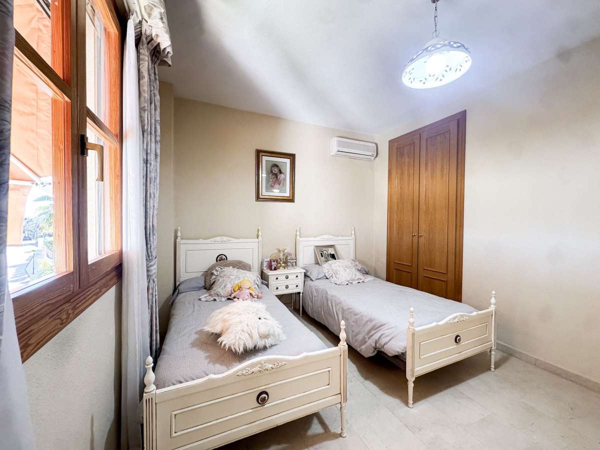 Villa in Mutxamel, Alicante, Spain 5 bedrooms, 350 sq.m. No. 173587