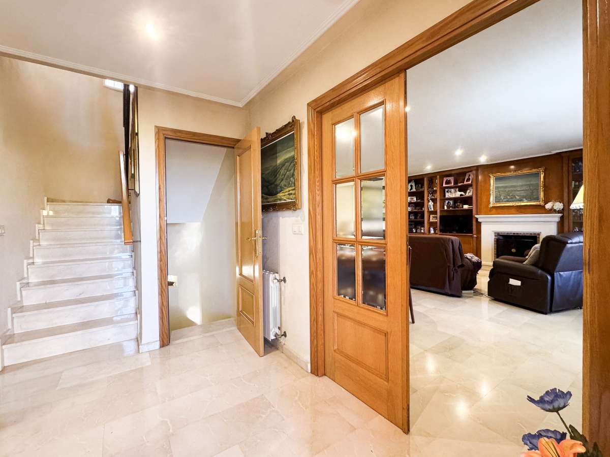 Villa in Mutxamel, Alicante, Spain 5 bedrooms, 350 sq.m. No. 173587