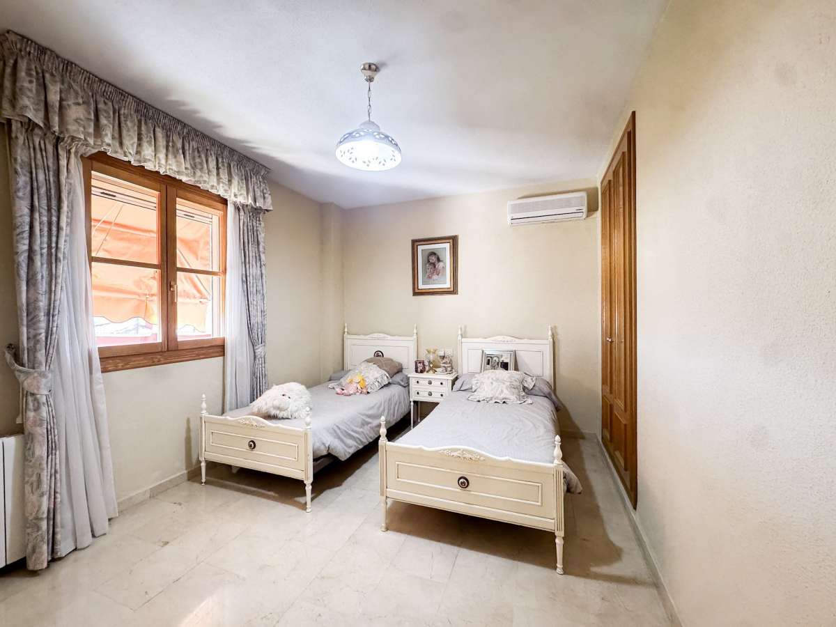 Villa in Mutxamel, Alicante, Spain 5 bedrooms, 350 sq.m. No. 173587