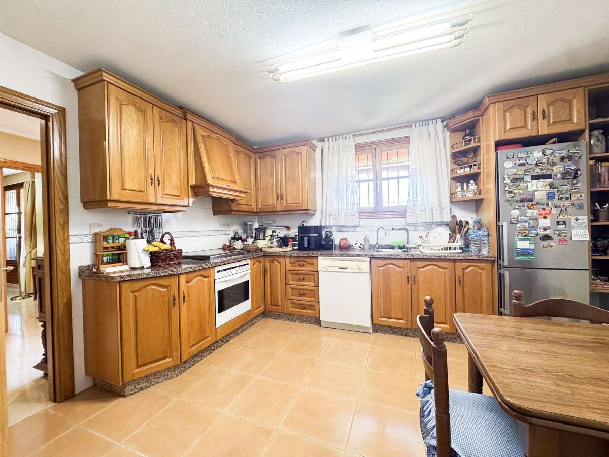 Villa in Mutxamel, Alicante, Spain 5 bedrooms, 350 sq.m. No. 173587
