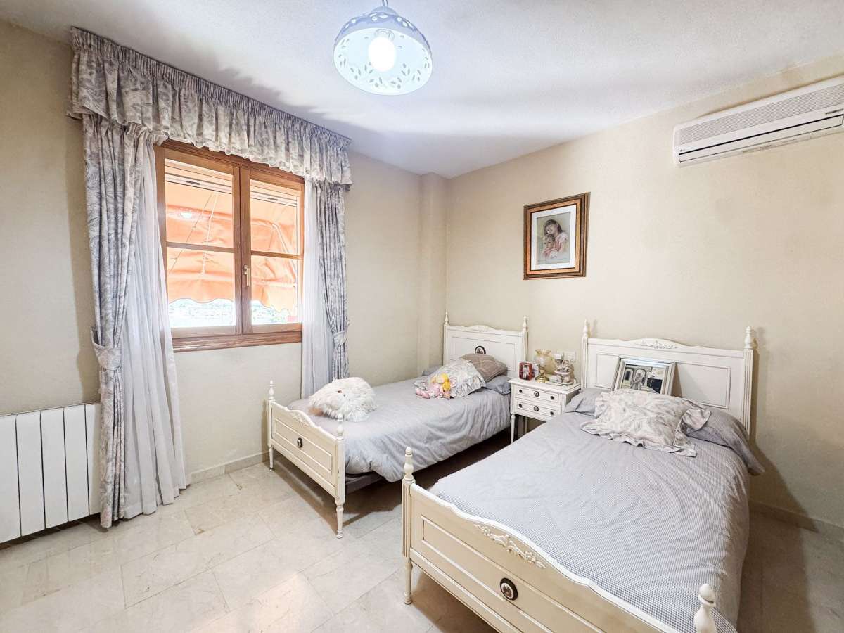Villa in Mutxamel, Alicante, Spain 5 bedrooms, 350 sq.m. No. 173587
