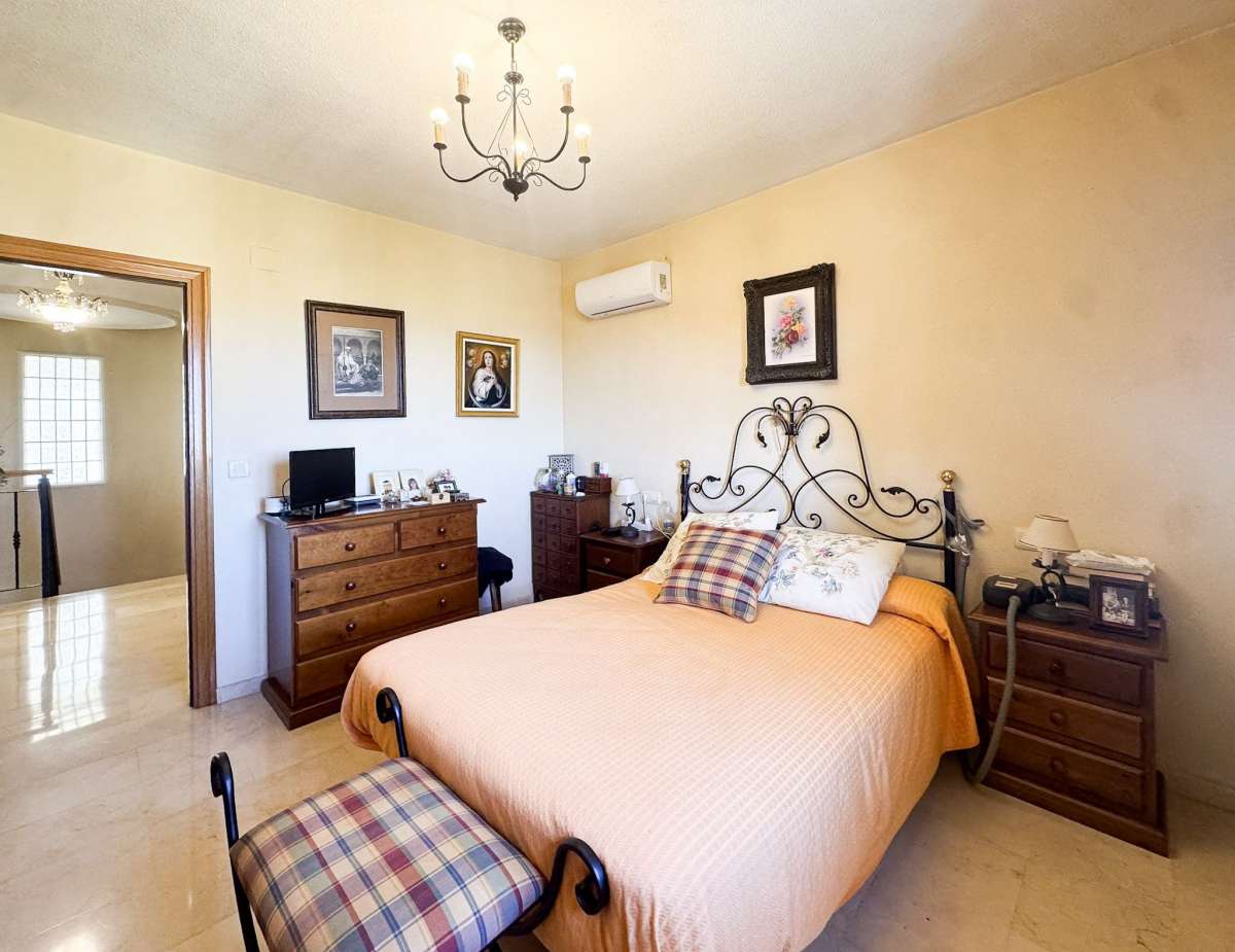 Villa in Mutxamel, Alicante, Spain 5 bedrooms, 350 sq.m. No. 173587