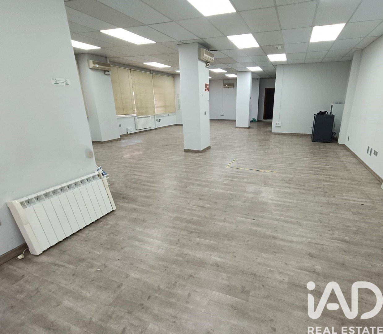 Commercial property à Leon, Espagne 3 chambres, 215 m2 No. 172457