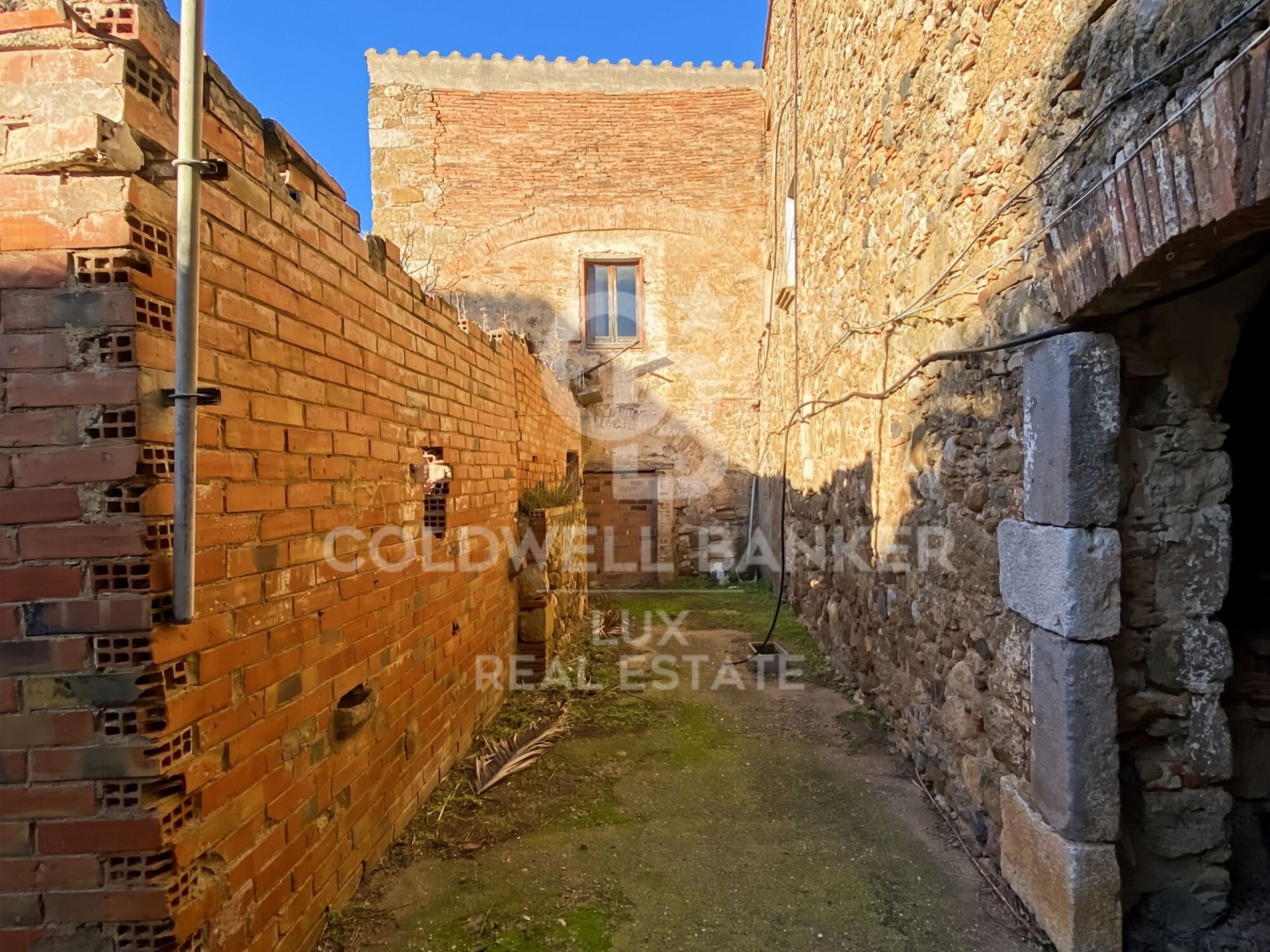 Dom w Girona, Hiszpania 6 sypialni, 900 mkw. nr 159721