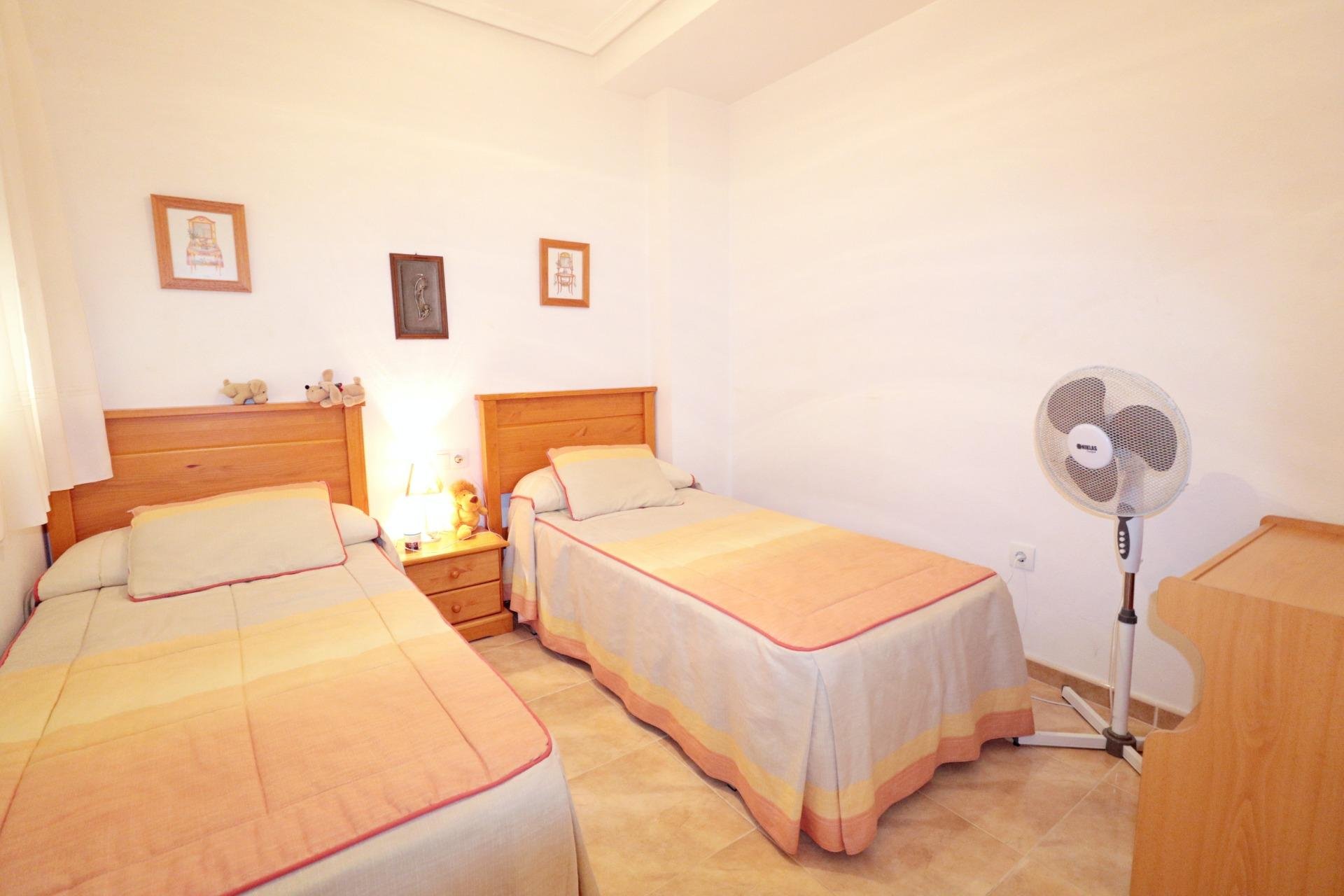 Apartment à Torrevieja, Alicante, Espagne 2 chambres, 79 m2 No. 194433