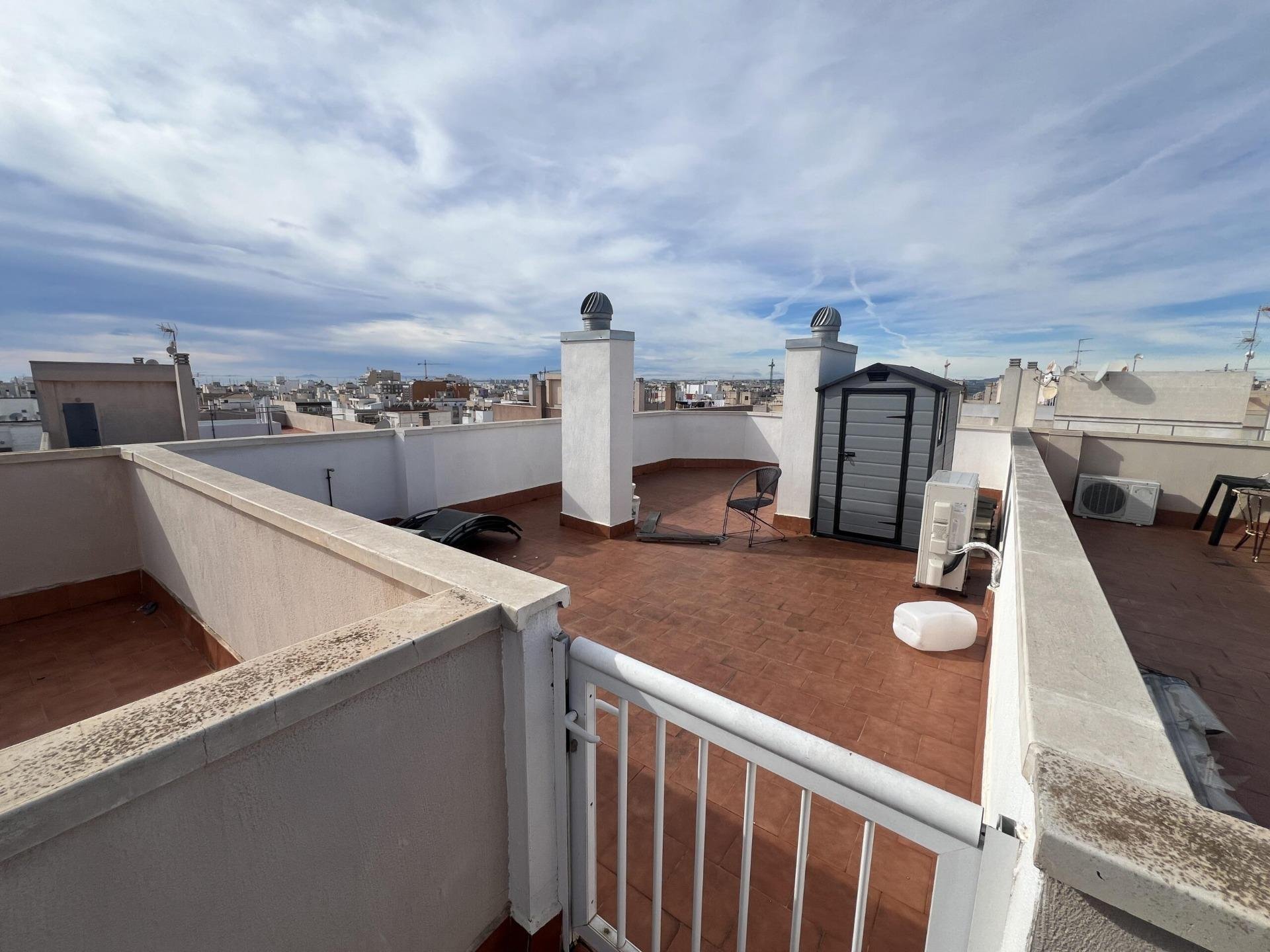 Ático en Torrevieja, Alicante, España 75 m2 No. 182977