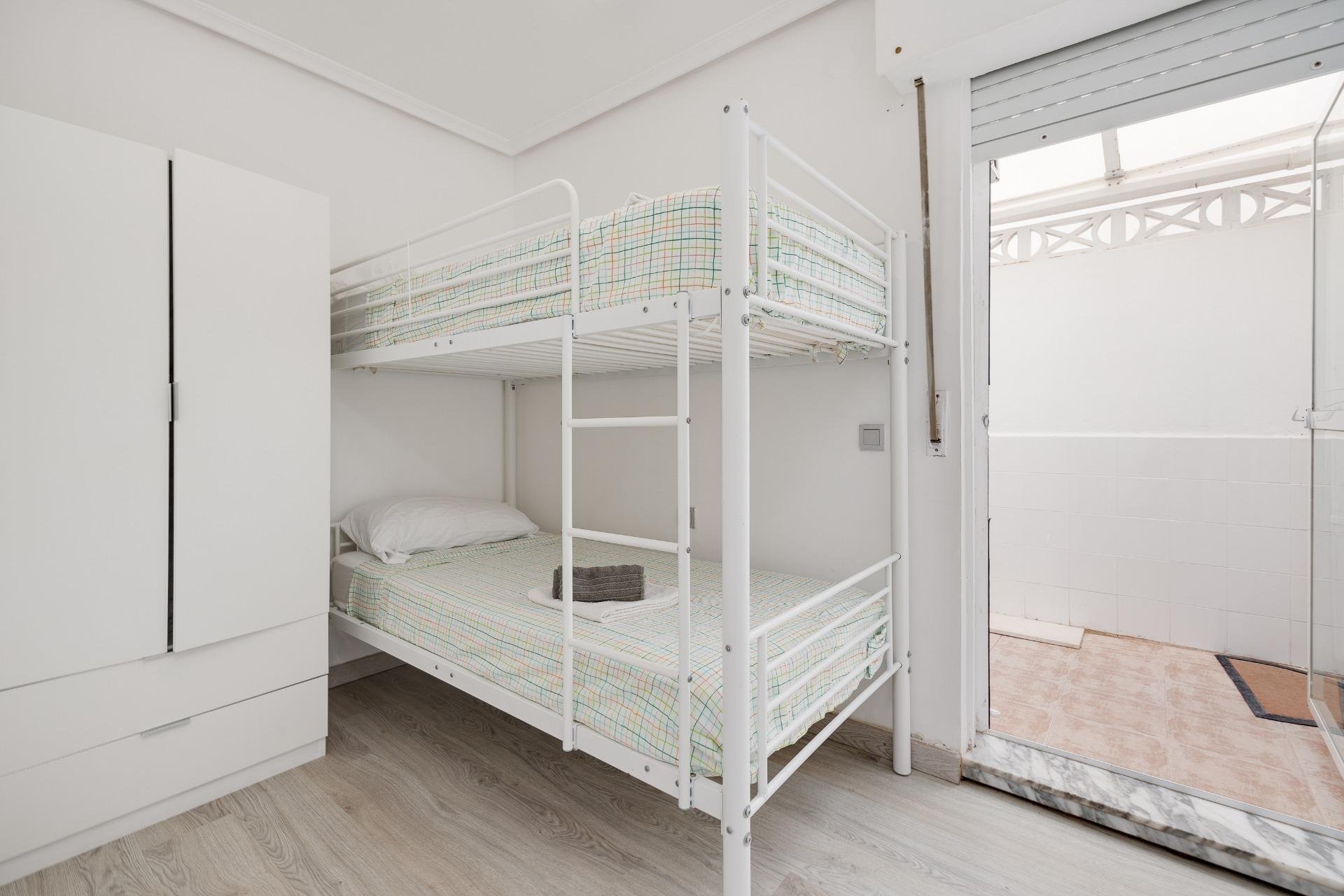 Apartment à Torrevieja, Alicante, Espagne 3 chambres, 92 m2 No. 184297