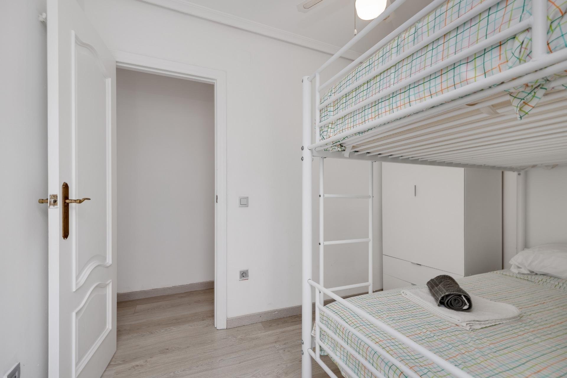 Apartment à Torrevieja, Alicante, Espagne 3 chambres, 92 m2 No. 184297