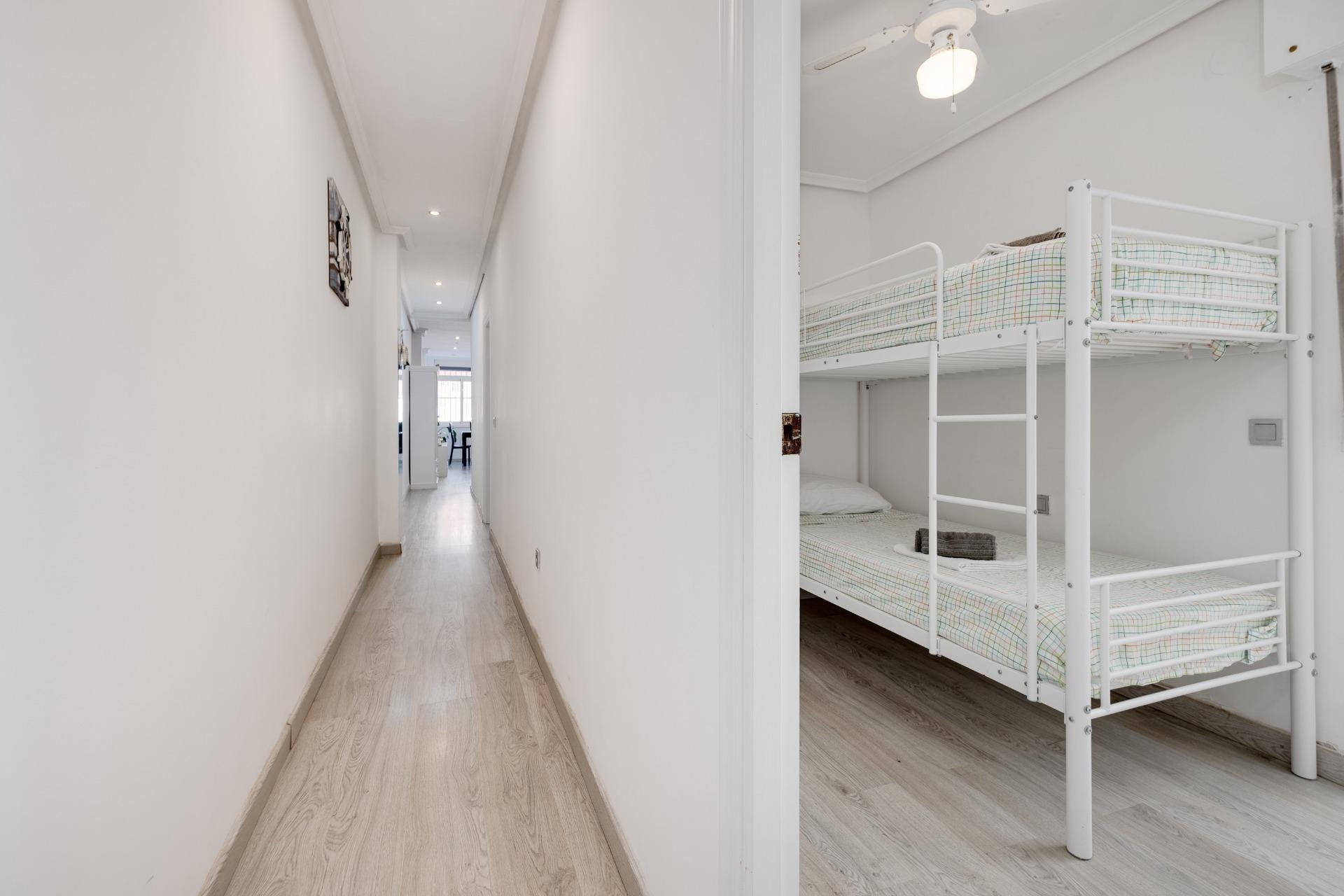 Apartment à Torrevieja, Alicante, Espagne 3 chambres, 92 m2 No. 184297