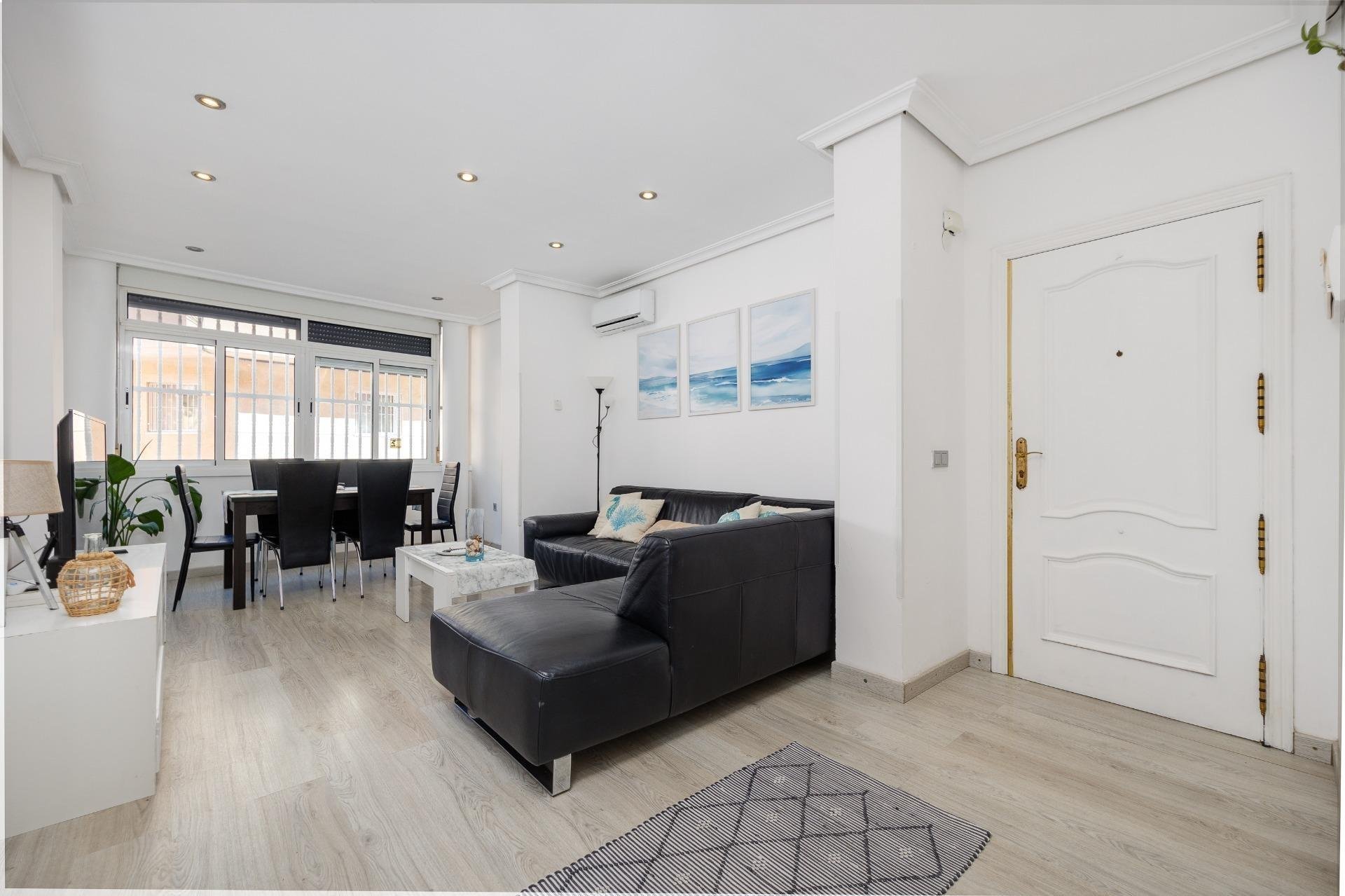 Apartment à Torrevieja, Alicante, Espagne 3 chambres, 92 m2 No. 184297