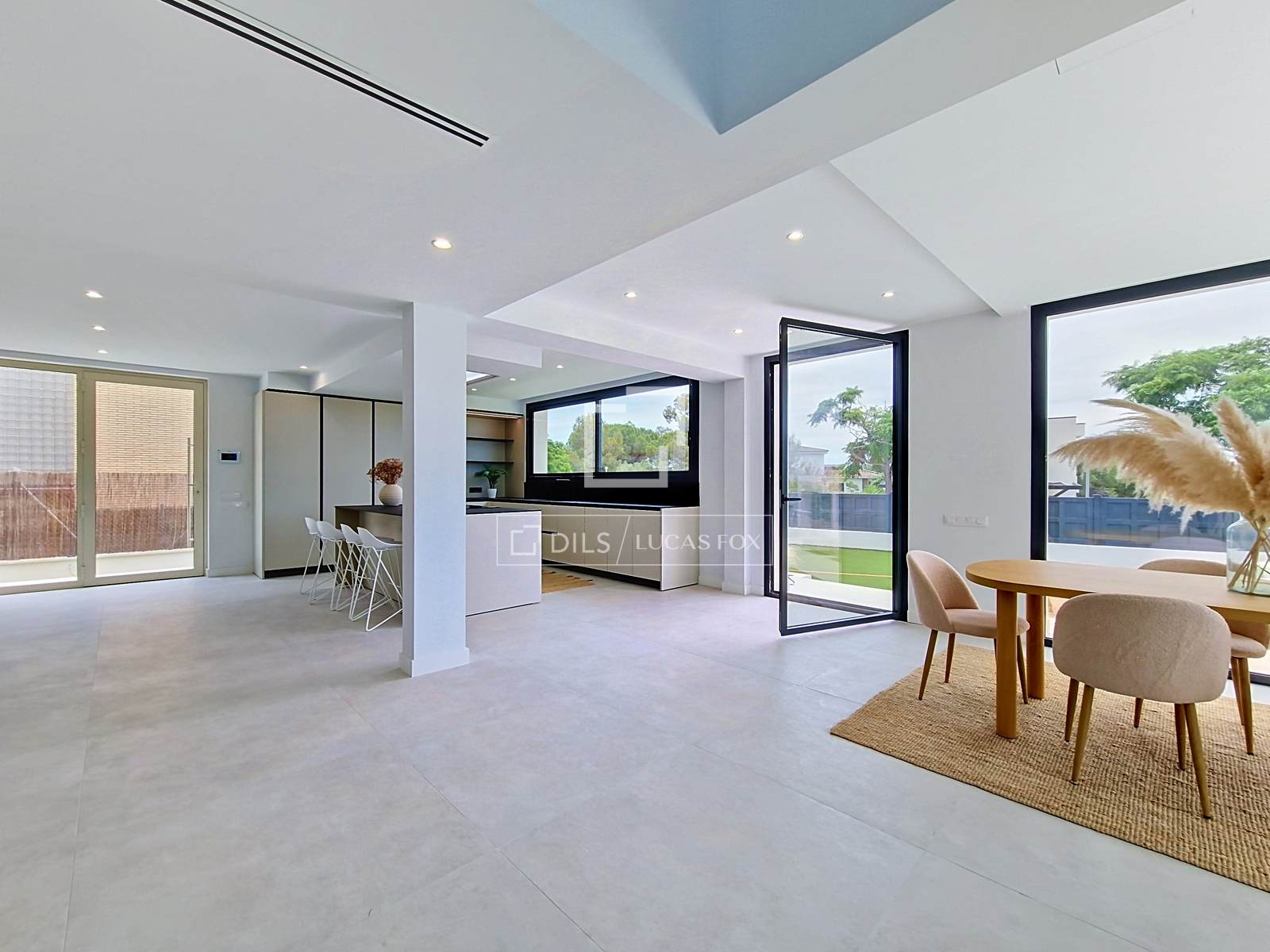 Villa in Vilanova i la Geltru, Barcelona, Spain 4 bedrooms, 380 sq.m. No. 192811