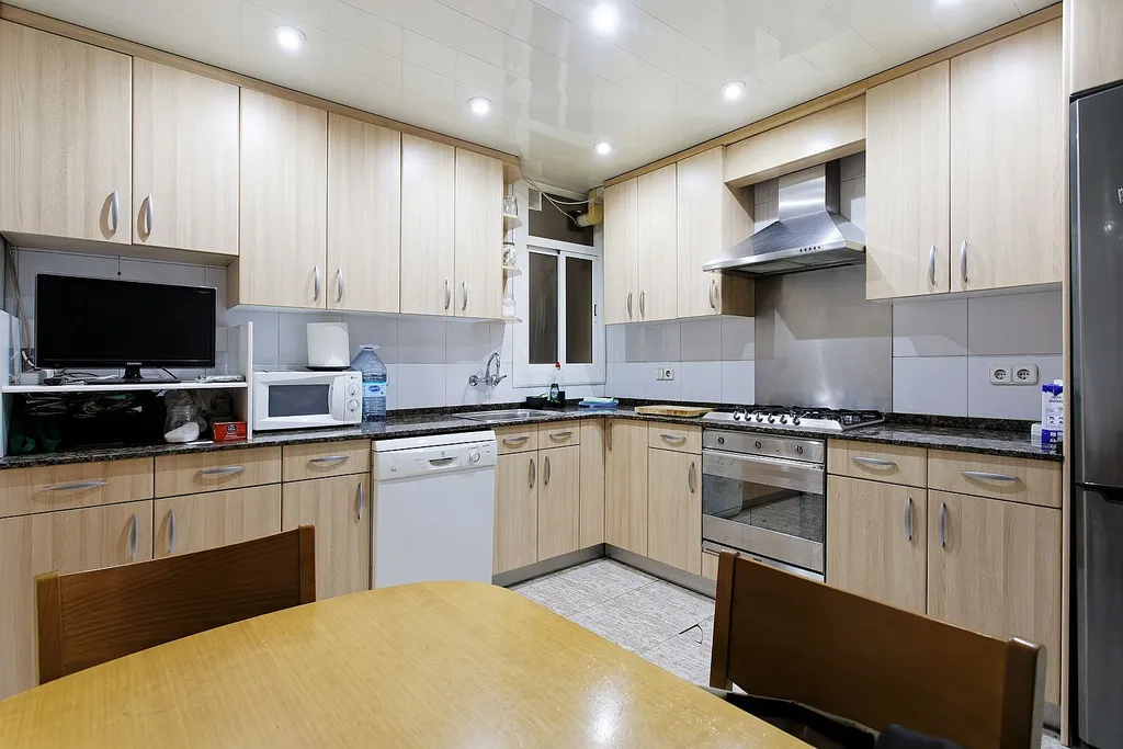 Apartment in Barcelona, Spain 5 bedrooms, 165 sq.m. No. 140963
