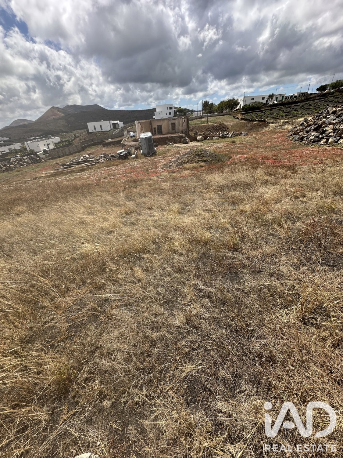 Land plot in Tias, Lanzarote, Spain 1300 sq.m. No. 188160