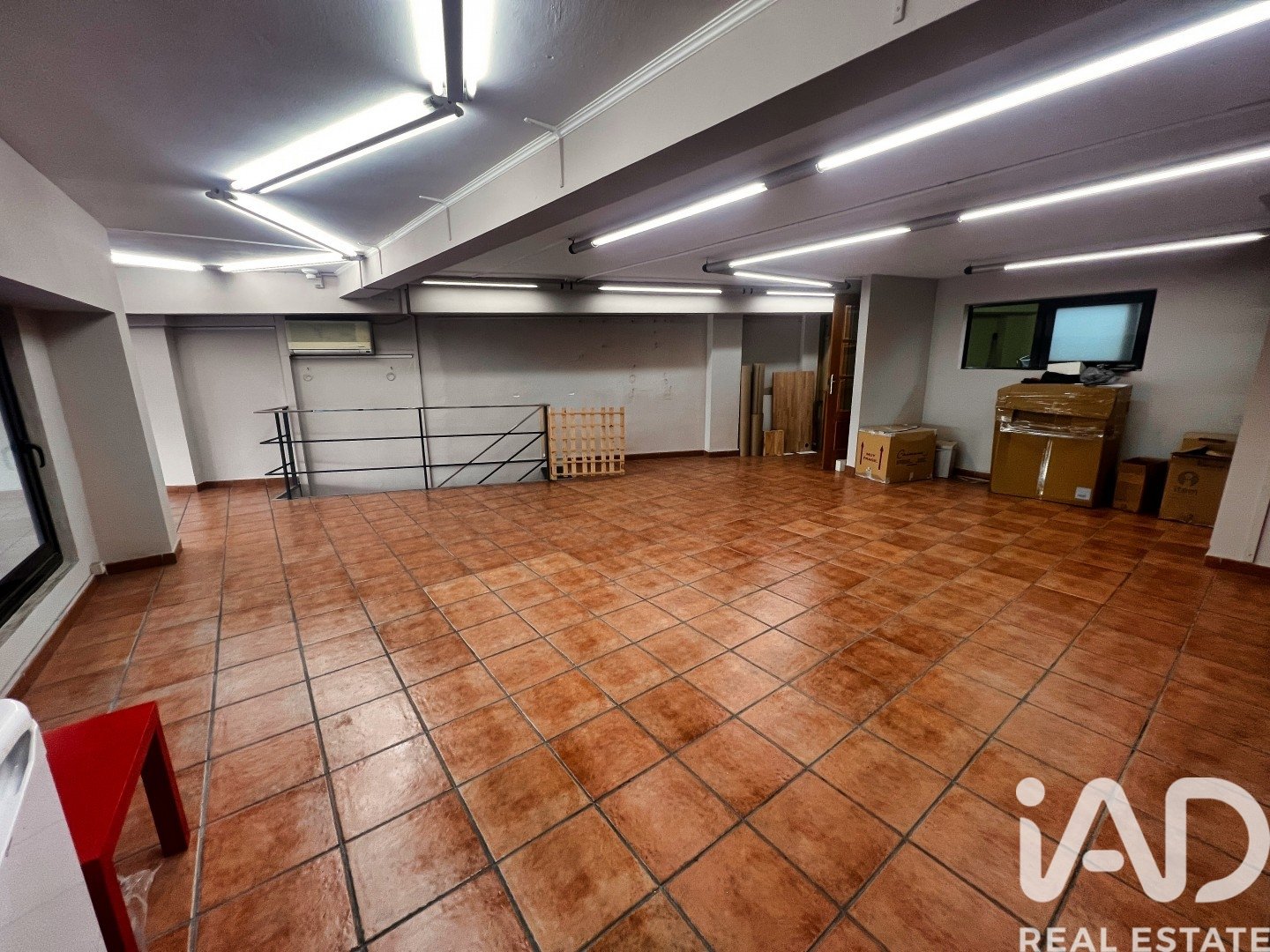 Commercial property à Vallirana, Barcelona, Espagne 150 m2 No. 173422