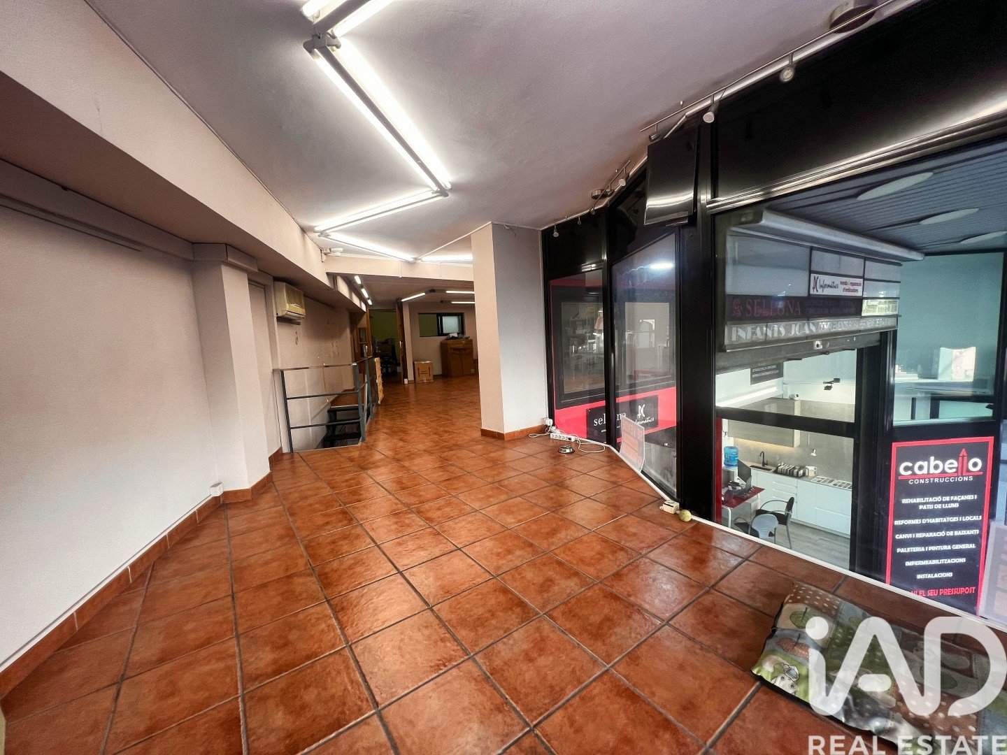 Commercial property à Vallirana, Barcelona, Espagne 150 m2 No. 173422
