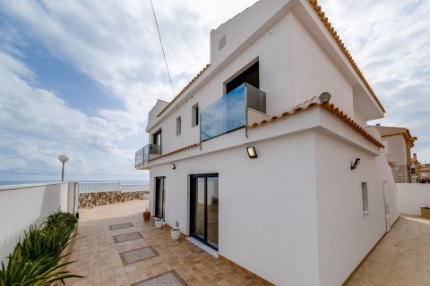 Villa en Torrevieja, Alicante, España 4 dormitorios, 210 m2 No. 165245