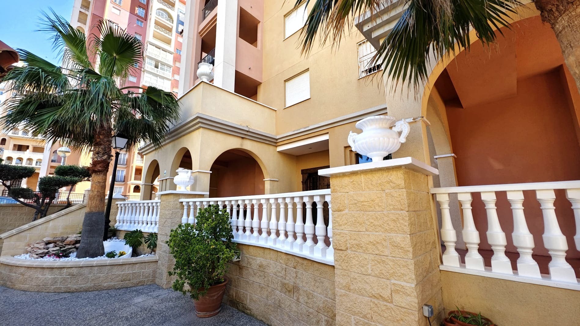 Apartamento en Torrevieja, Alicante, España 2 dormitorios, 63 m2 No. 148016