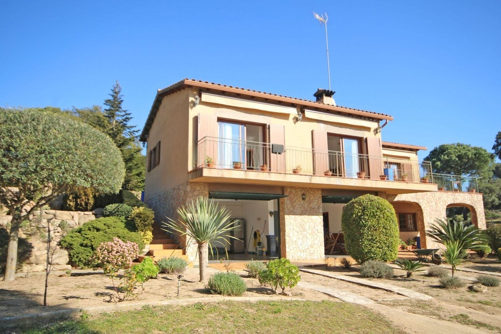 Hus i Lloret de Mar, Girona, Spanien 4 sovrum, 350 kvm. Nr. 168484
