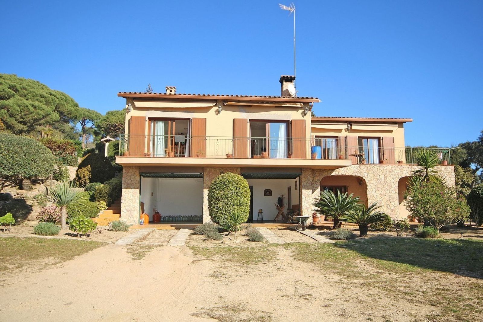 Hus i Lloret de Mar, Girona, Spanien 4 sovrum, 350 kvm. Nr. 168484