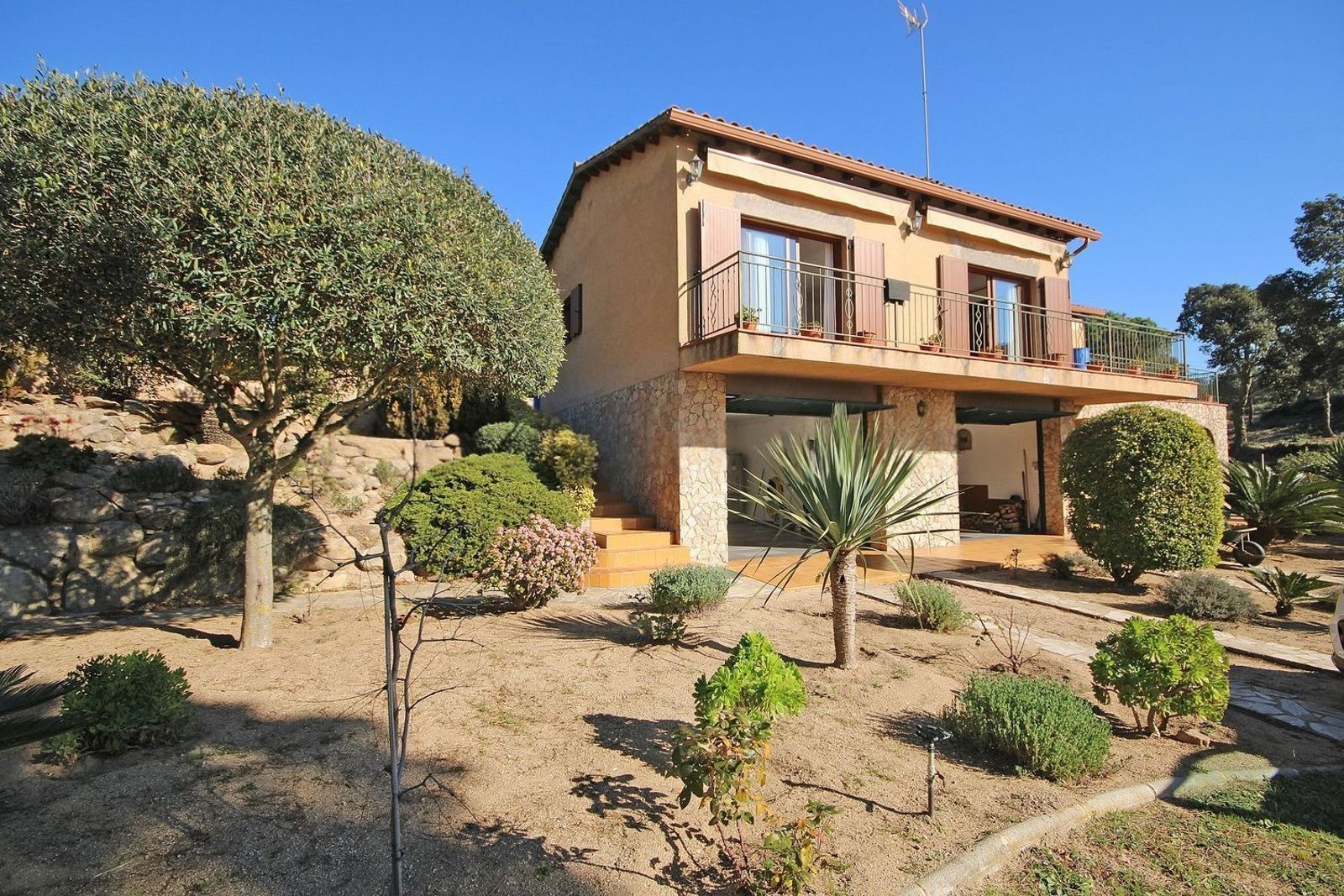 Hus i Lloret de Mar, Girona, Spanien 4 sovrum, 350 kvm. Nr. 168484