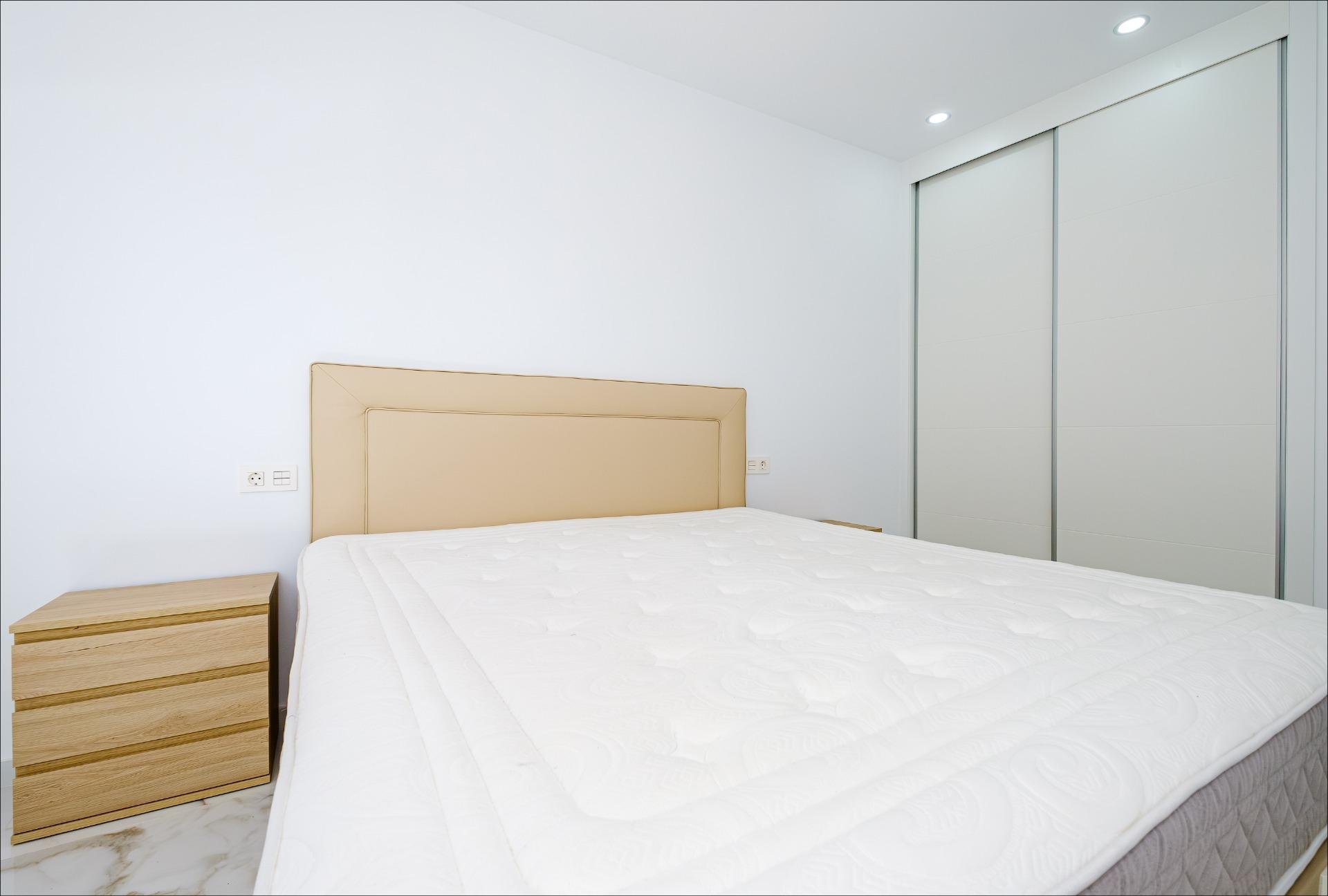 Apartamento en Torrevieja, Alicante, España 4 dormitorios,  No. 189676