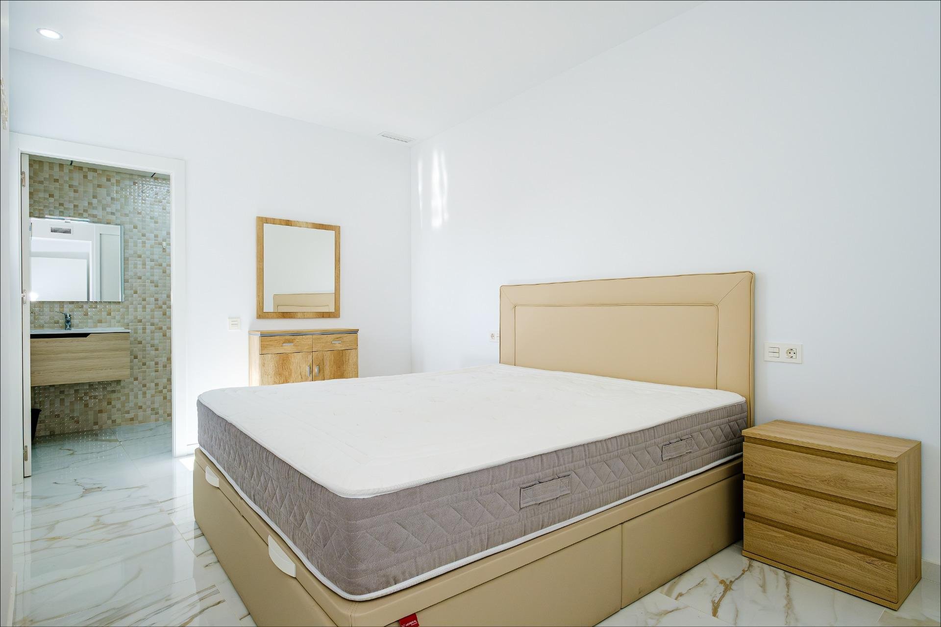 Apartamento en Torrevieja, Alicante, España 4 dormitorios,  No. 189676
