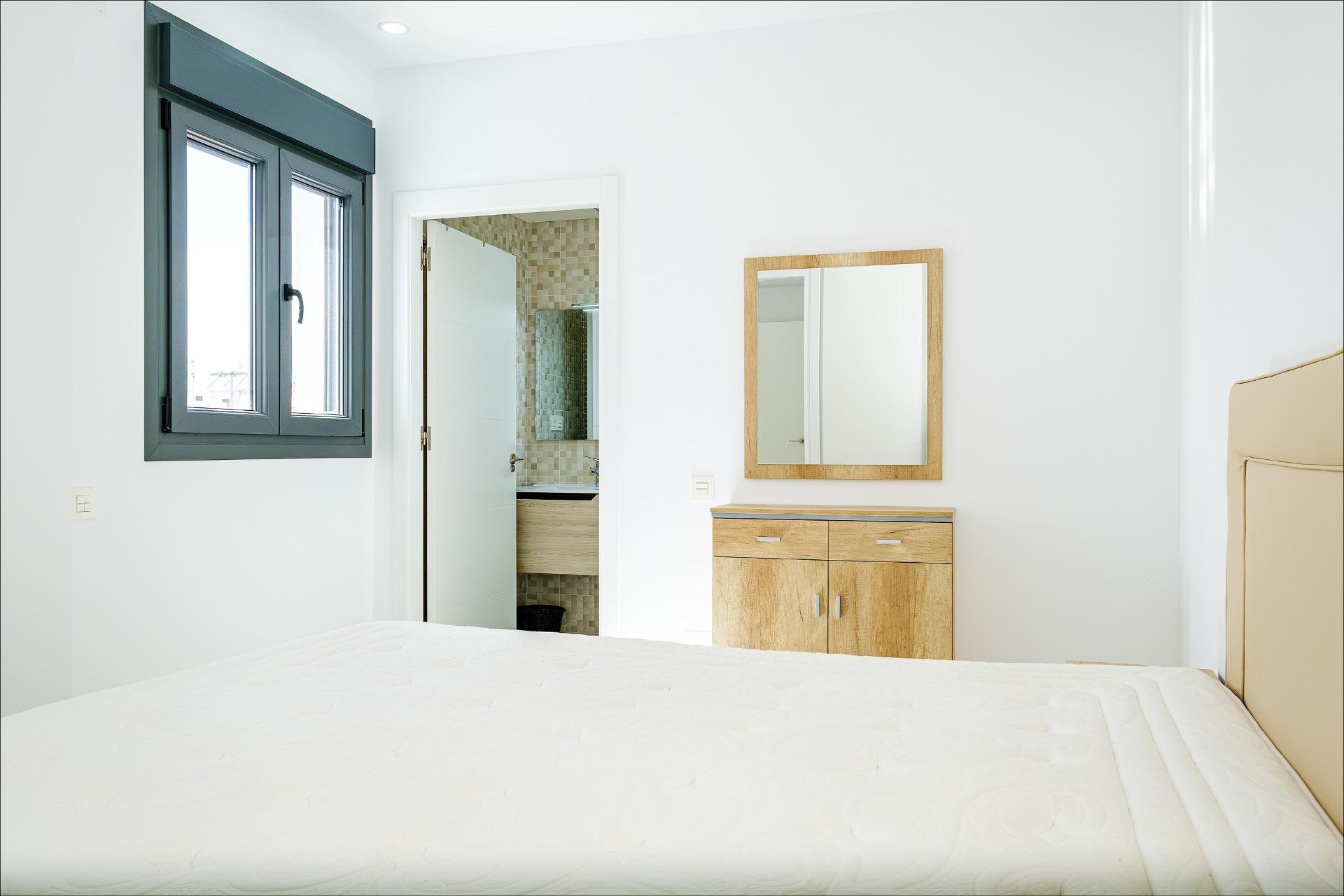 Apartamento en Torrevieja, Alicante, España 4 dormitorios,  No. 189676