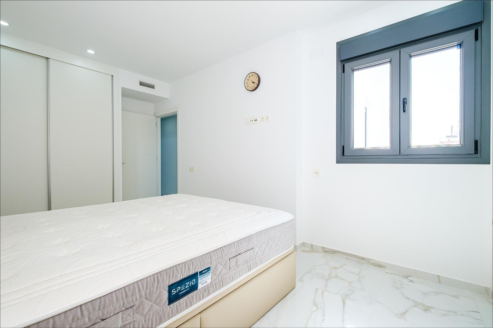 Apartamento en Torrevieja, Alicante, España 4 dormitorios,  No. 189676