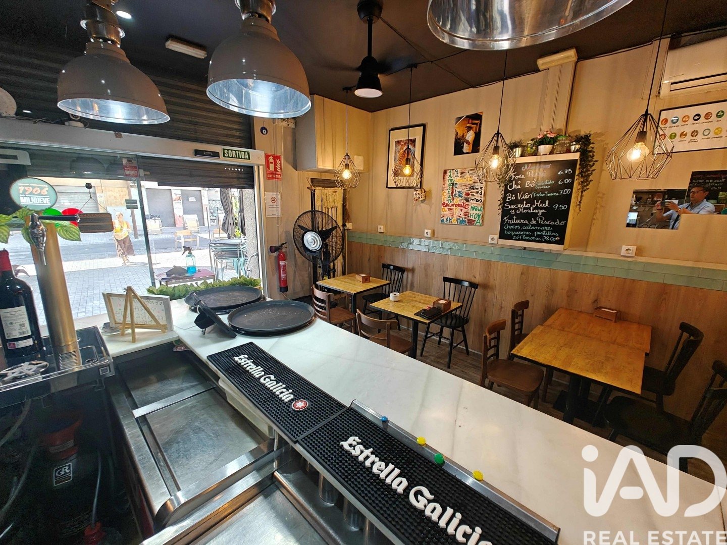 Bar en Cerdanyola del Vallès, Barcelona, España 66 m2 No. 188489