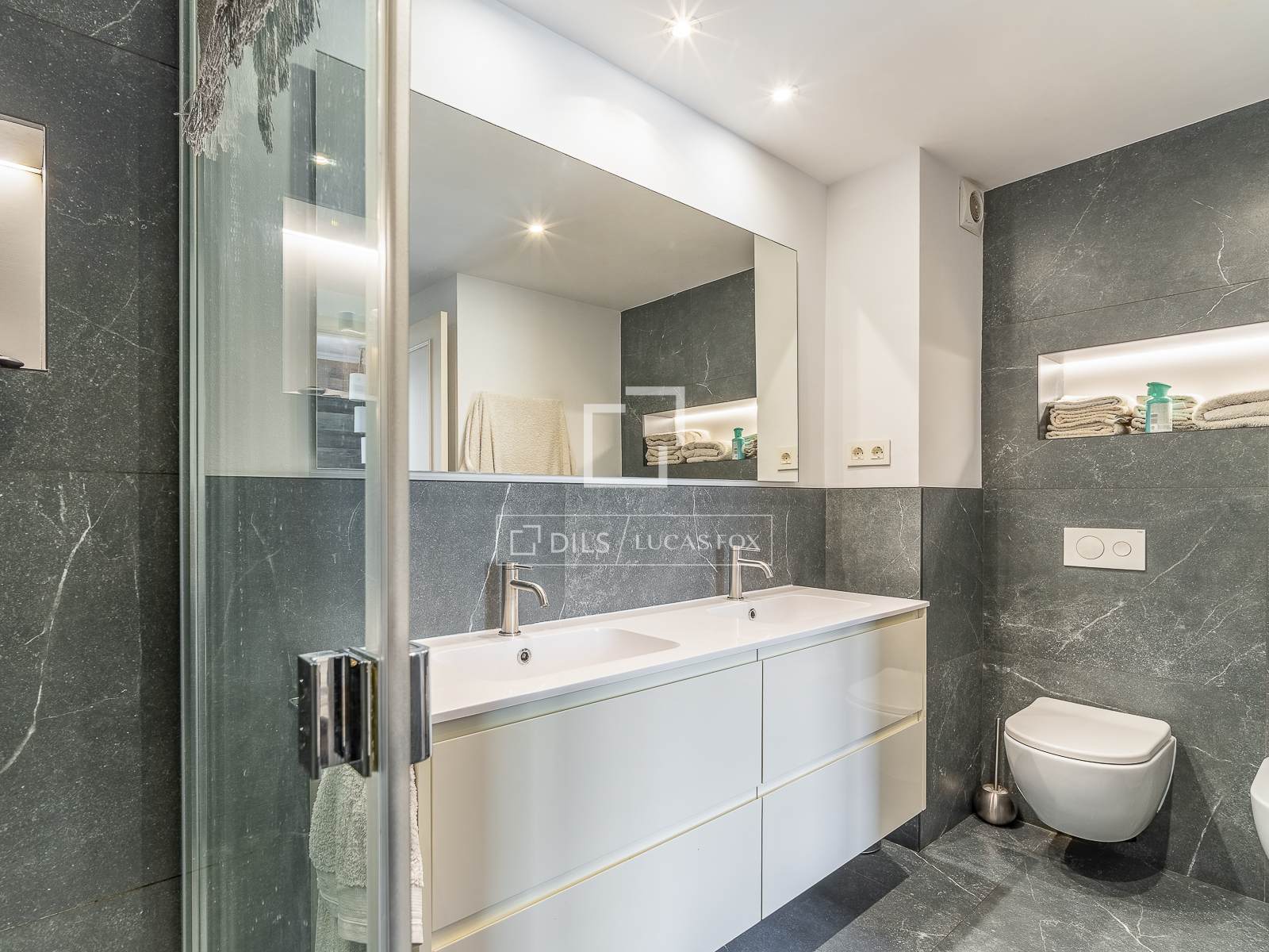 Apartment in Barcelona, Spain 3 bedrooms, 141 sq.m. No. 192574