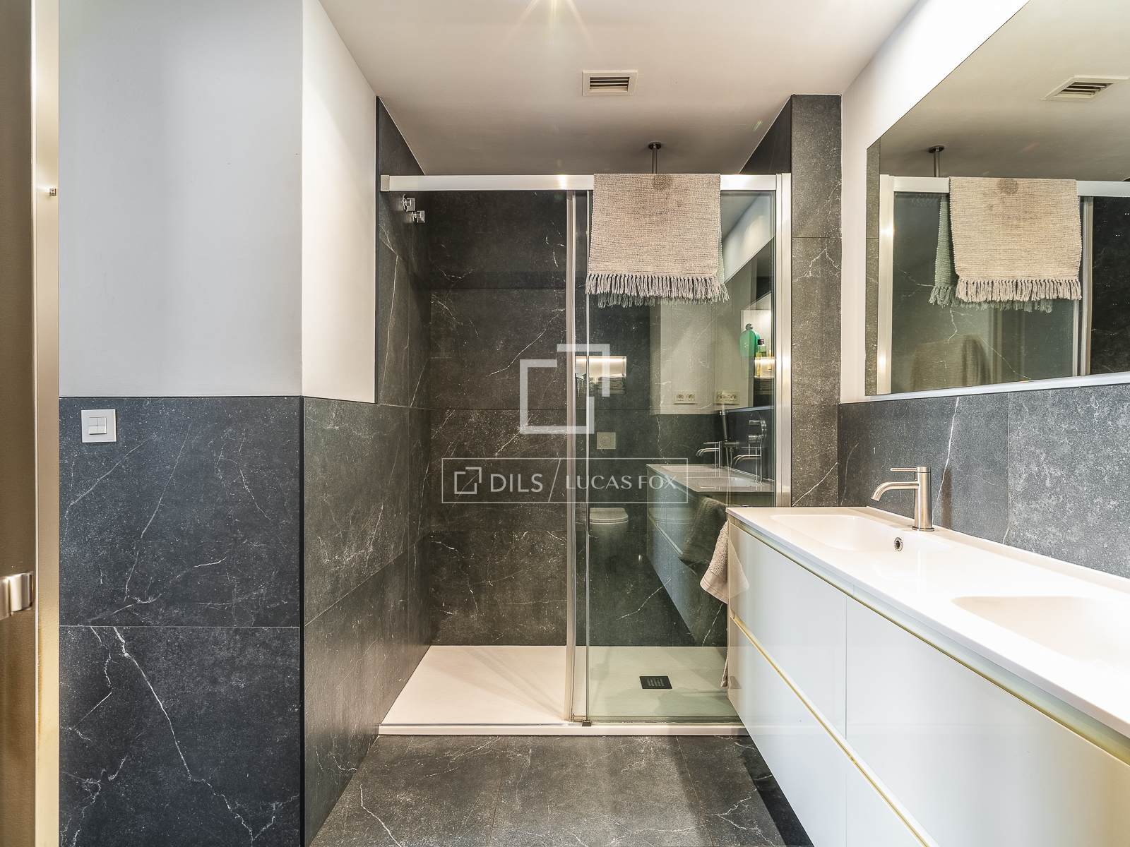 Apartment in Barcelona, Spain 3 bedrooms, 141 sq.m. No. 192574