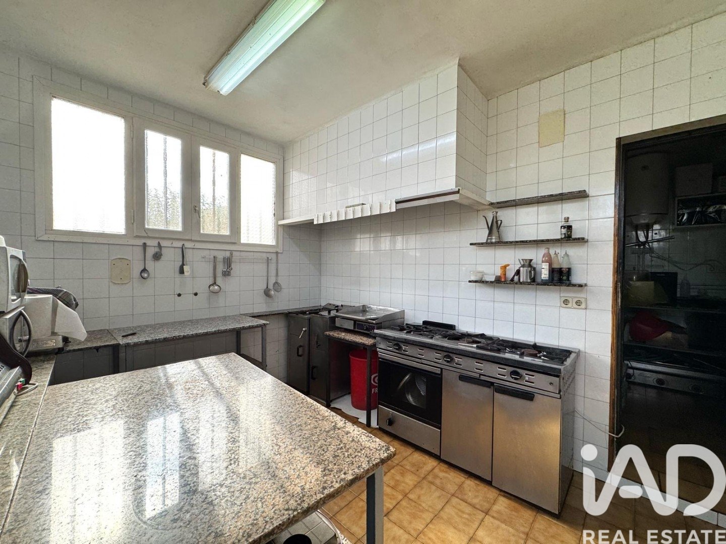 Commercial property in Mont-roig del Camp, Tarragona, Spain 3 bedrooms, 190 sq.m. No. 188176