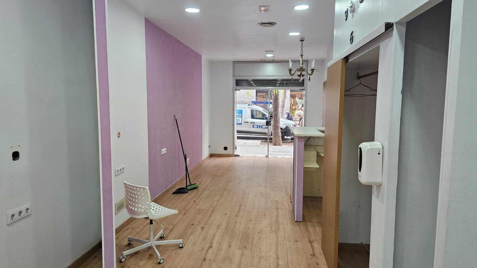 Commercial property in L'Eixample, Barcelona, Spain 103 sq.m. No. 150068