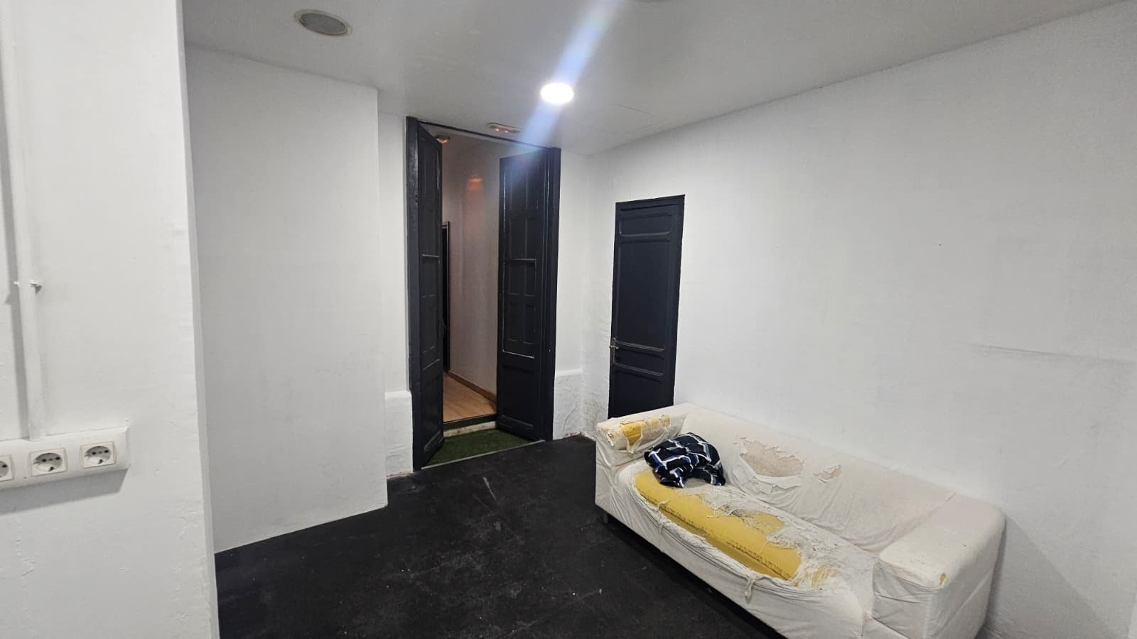 Commercial property in L'Eixample, Barcelona, Spain 103 sq.m. No. 150068