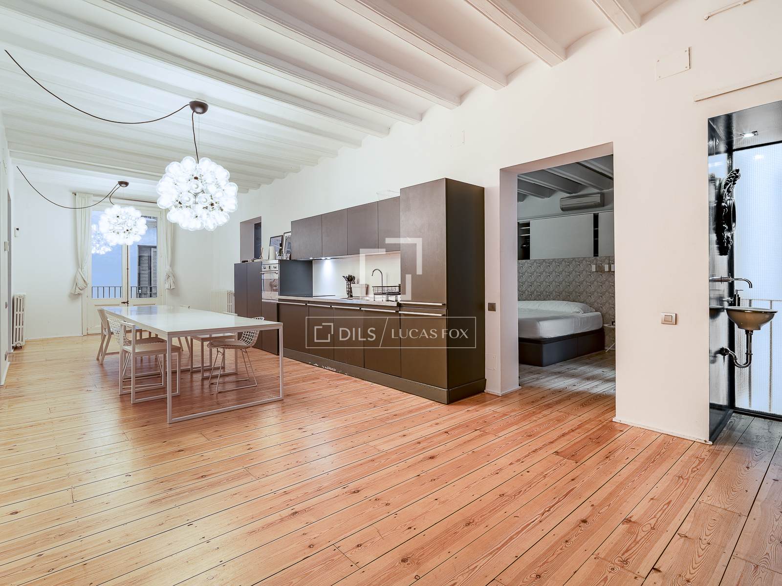 Apartamento en Barcelona, España 2 dormitorios, 146 m2 No. 193674