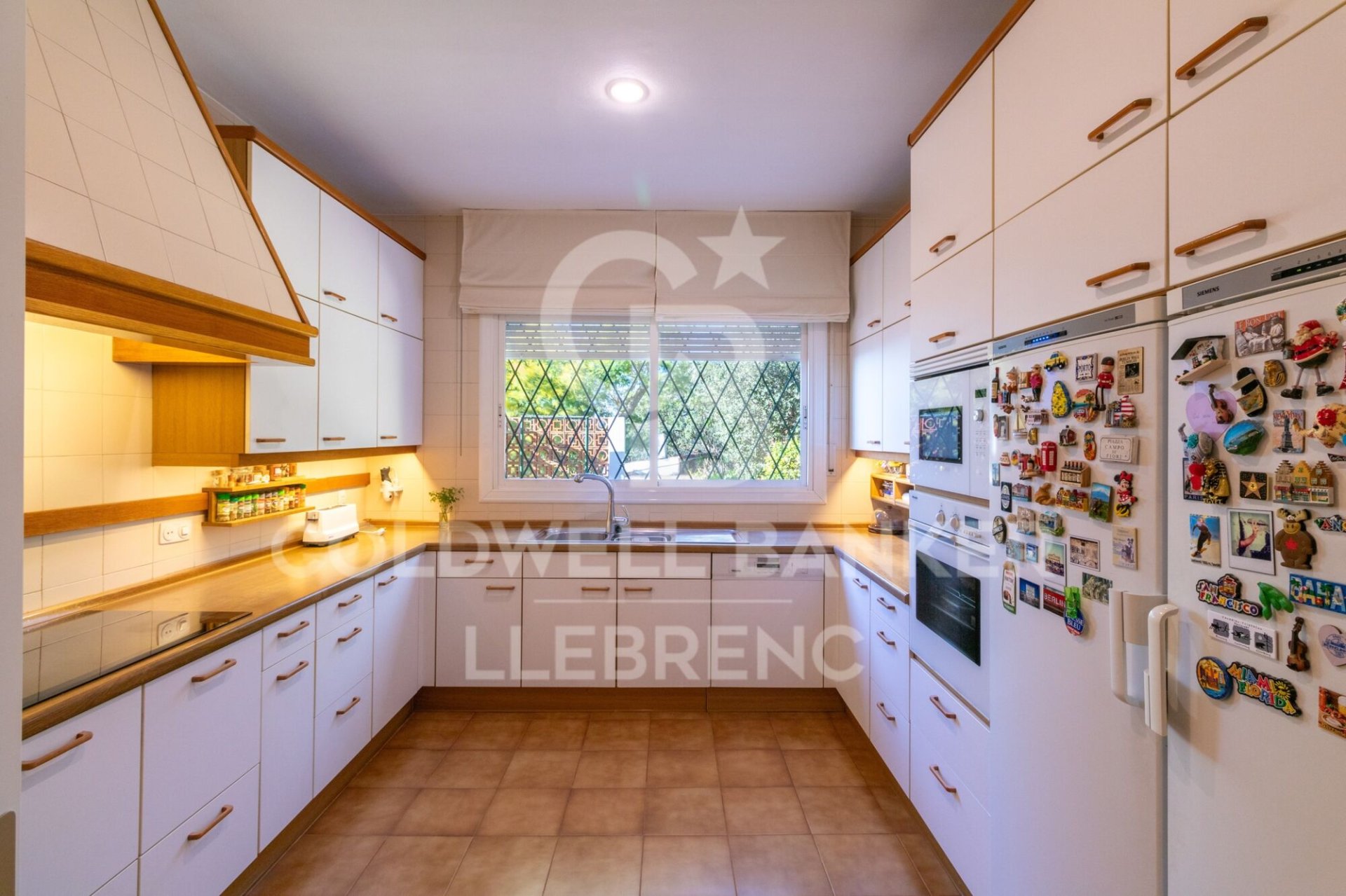 Dom w Barcelona, Hiszpania 6 sypialni, 802 mkw. nr 159584