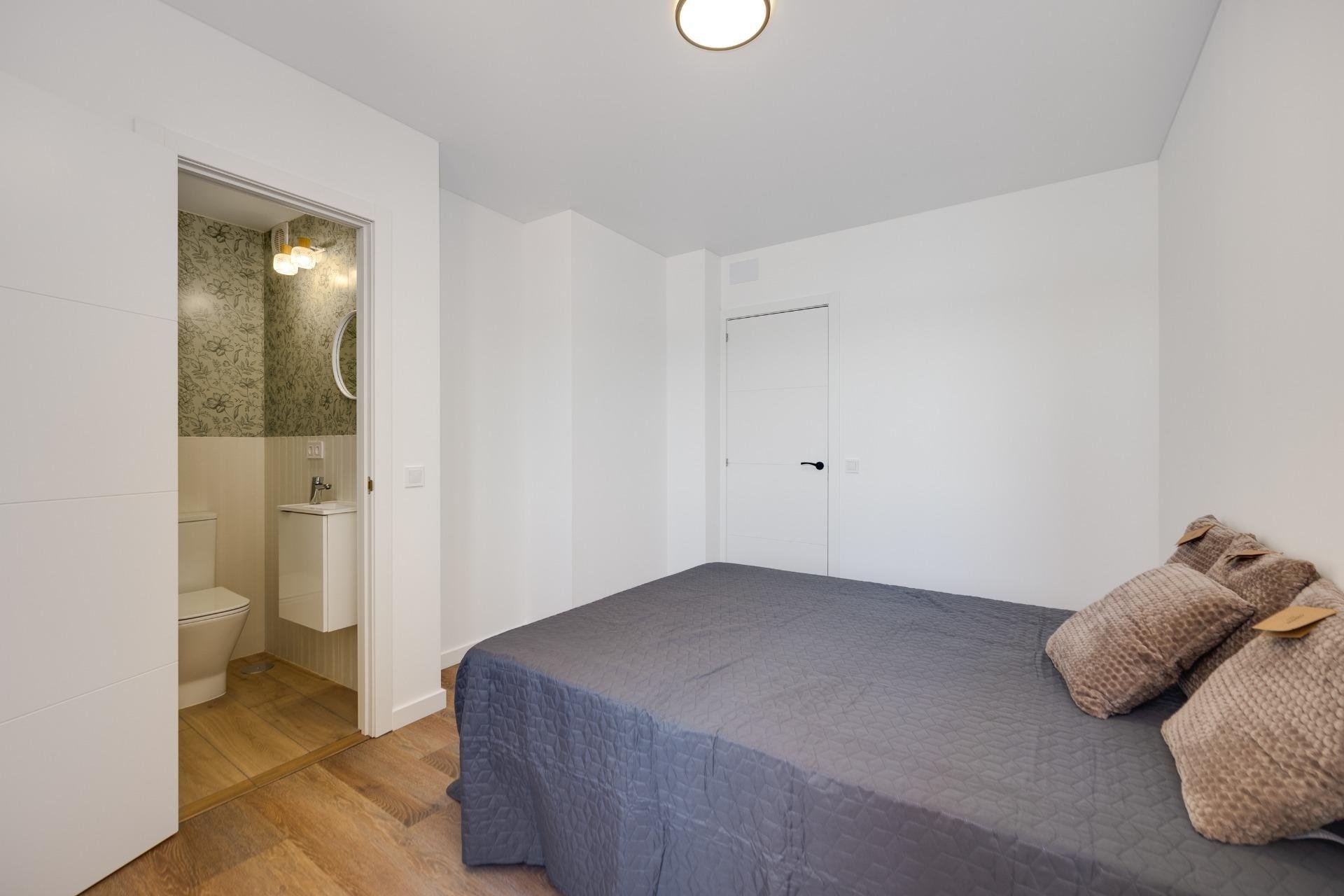 Apartment in Torrevieja, Alicante, Spain 2 bedrooms, 77 sq.m. No. 193744